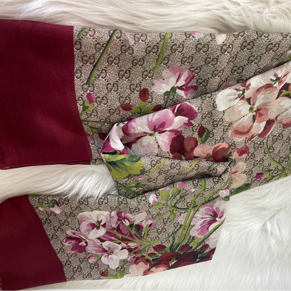 Gucci Monogram Floral Wool lightweight Wrap Shawl. - Picture 9 of 15